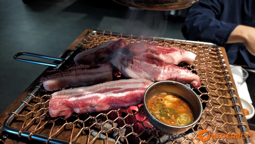 멜젓과 함께 익어가는 고기들