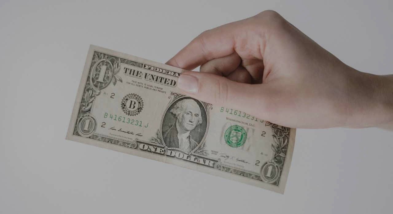 달러를 들고 있는 손 클로즈업. [ⓒPexels &lsquo;cottonbro studio&lsquo;]