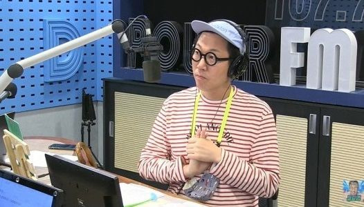 라디오를 진행중인 김영철