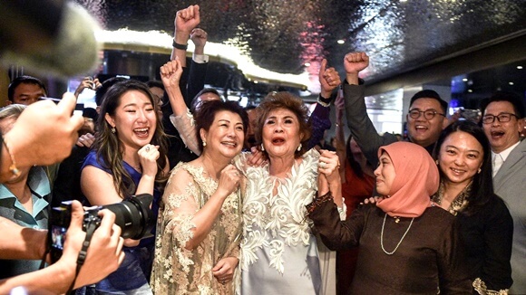 배우 미셸 요의 어머니 재닛 요(가운데 R)가 일요일 딸의 역사적 오스카 수상을 축하