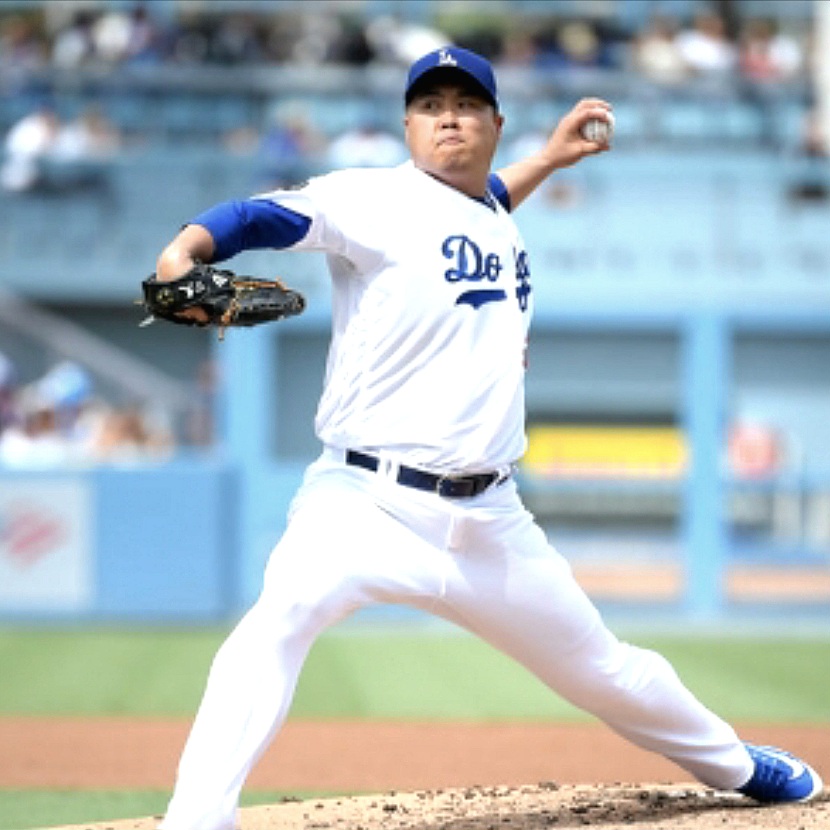 류현진 선수가 공을 던지고 있다.