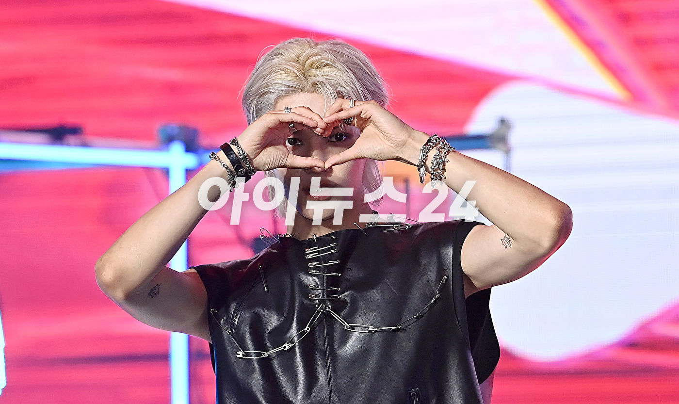 >NCT 멤버 태용이 5일 오후 서울 강남구 논현동 SJ쿤스트할레에서 열린 첫 번째 미니앨범 'SHALALA (샤랼라) 발매 기념 미디어 쇼케이스에서 타이틀곡 '샤랼라' 무대를 선보이고 있다. [사진=곽영래 기자]