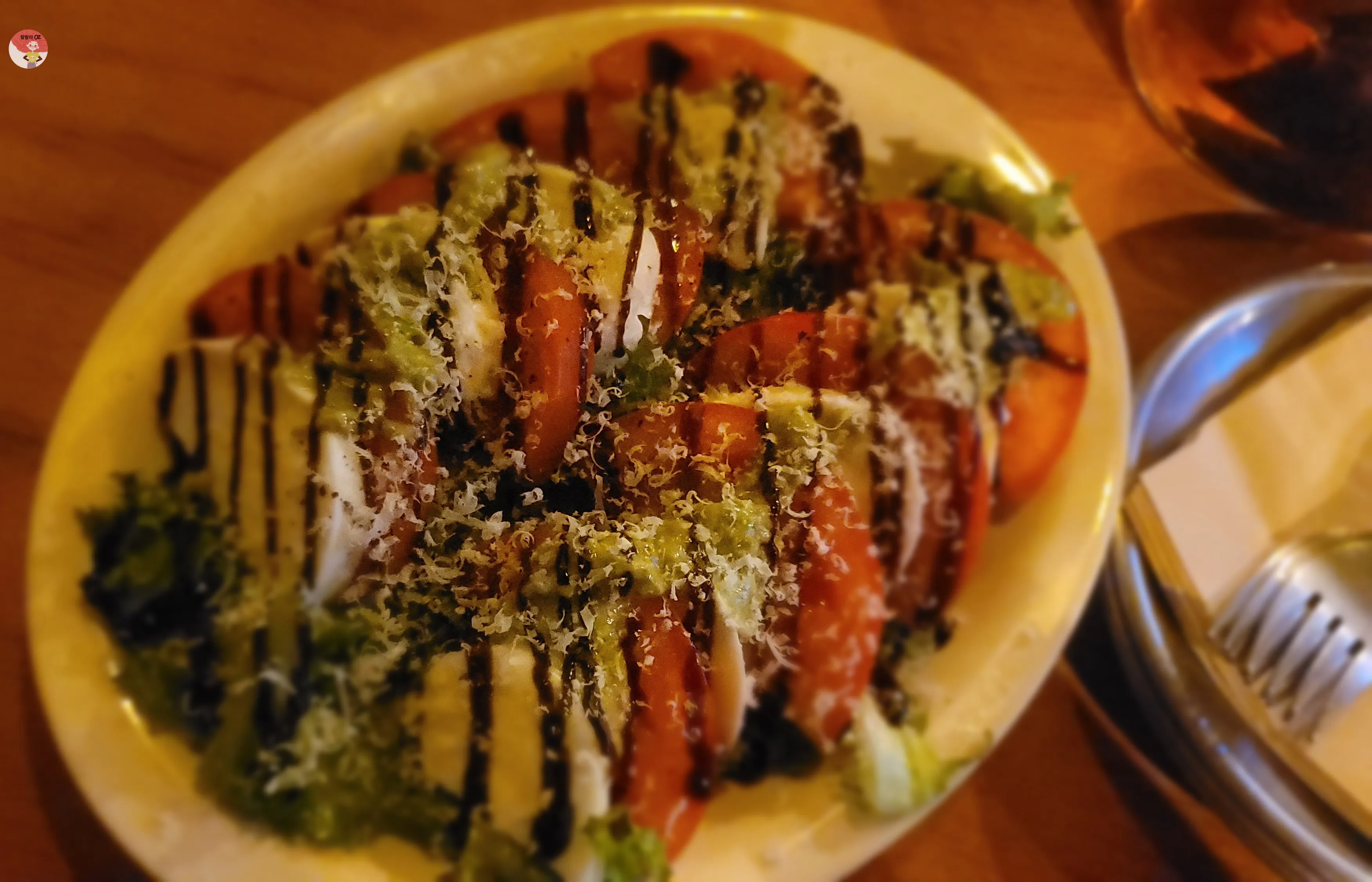 익선동 바 행아웃 푸드, 큰 접시 가득한 토마토 카프리제 샐러드