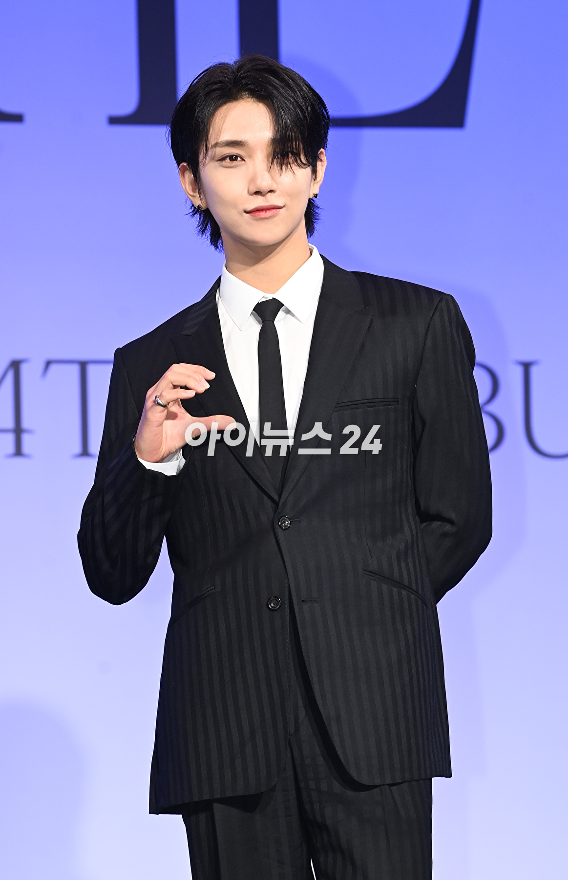 그룹 세븐틴(Seventeen) 조슈아가 27일 오전 서울 여의도 콘래드호텔에서 열린 세븐틴 정규 4집 '페이스 더 선'(Face the Sun) 발매 기념 글로벌 기자간담회에 참석해 포토타임을 갖고 있다. [사진=정소희 기자]