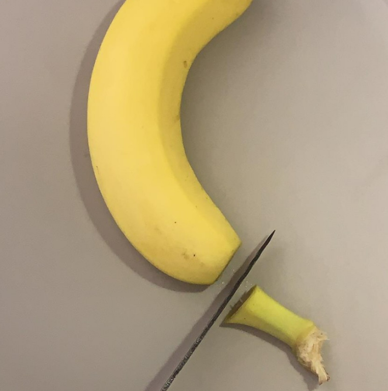 바나나 꼭지 칼로 자르기