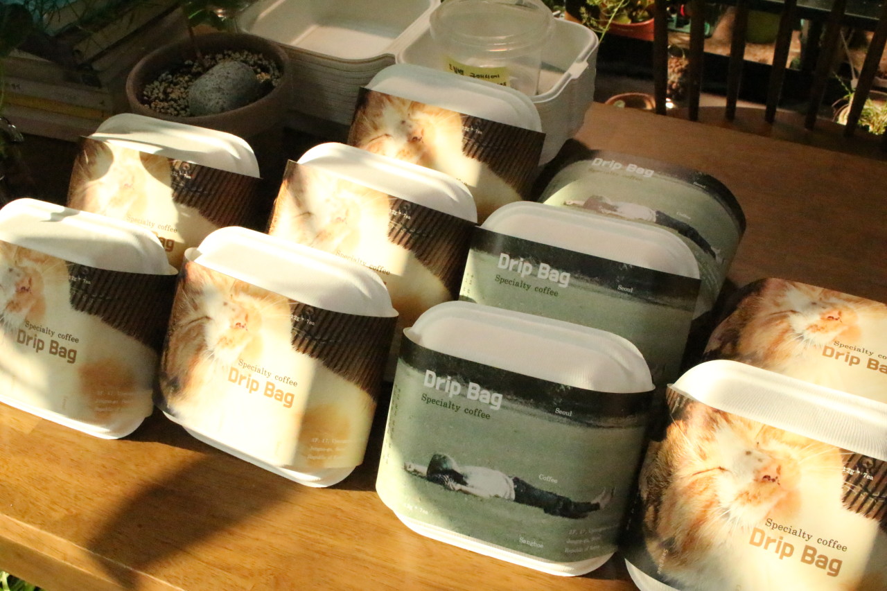 카페에서 판매하는 드립백 커피 사진