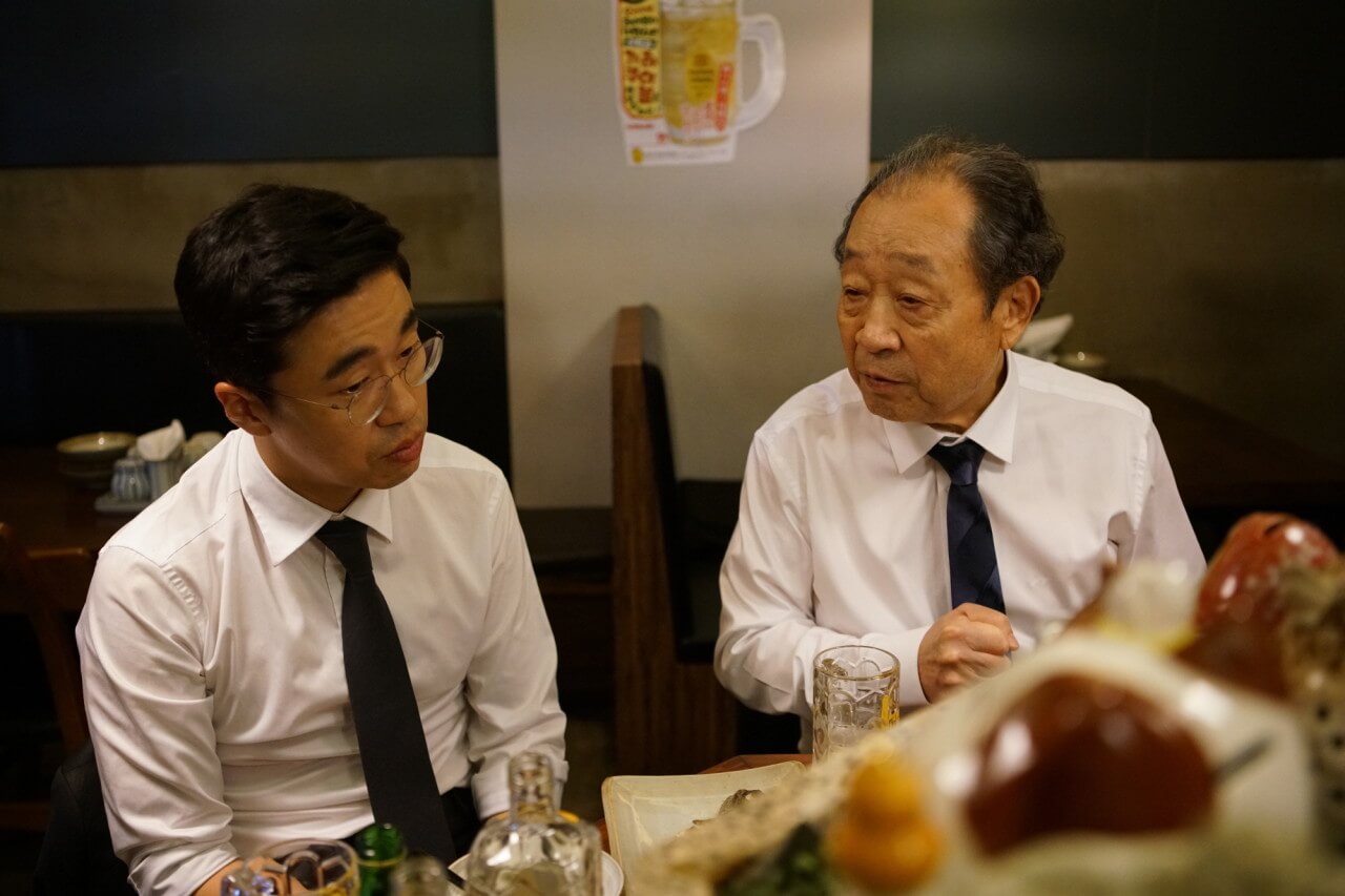 특별출연한 신구가 호연과 함께 이야기 하며 술 마시는 모습