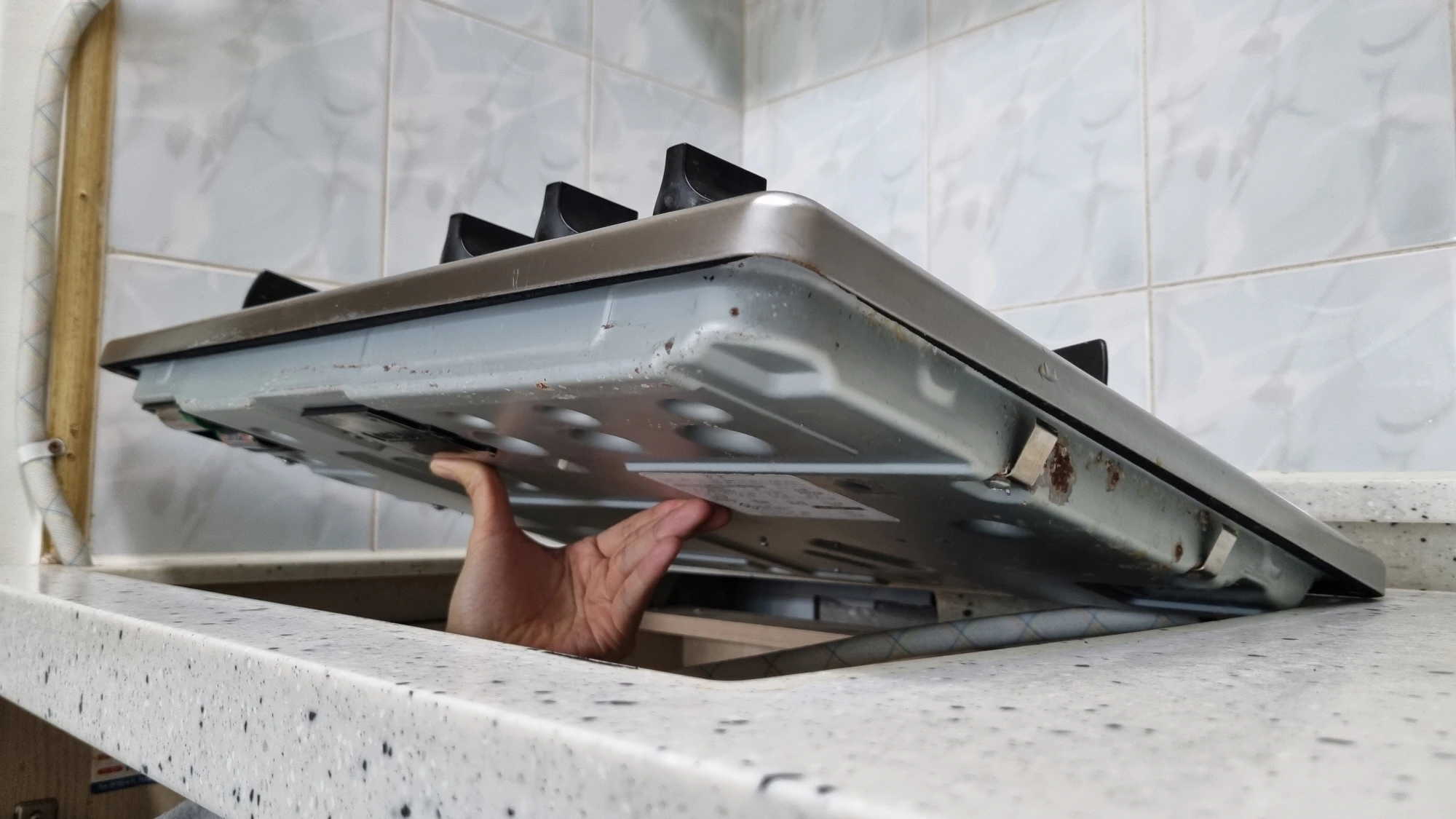 매립형 가스레인지 들어올리는 모습