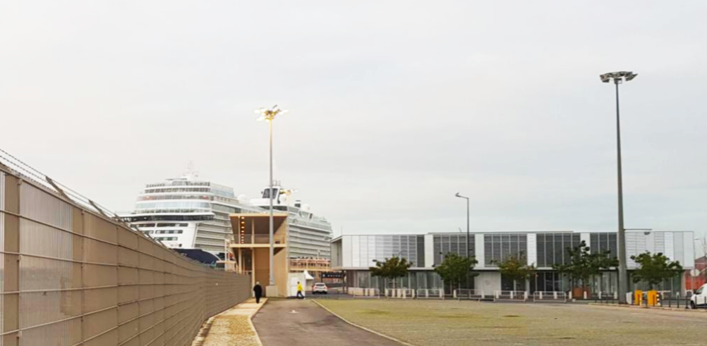 포르투갈 리스본 타구스 강가의 크루즈여객선