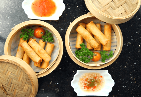 대나무 찜기 2개에 잘 튀긴 춘권이 6개씩 있다. 갈색이고 10cm 크기다.