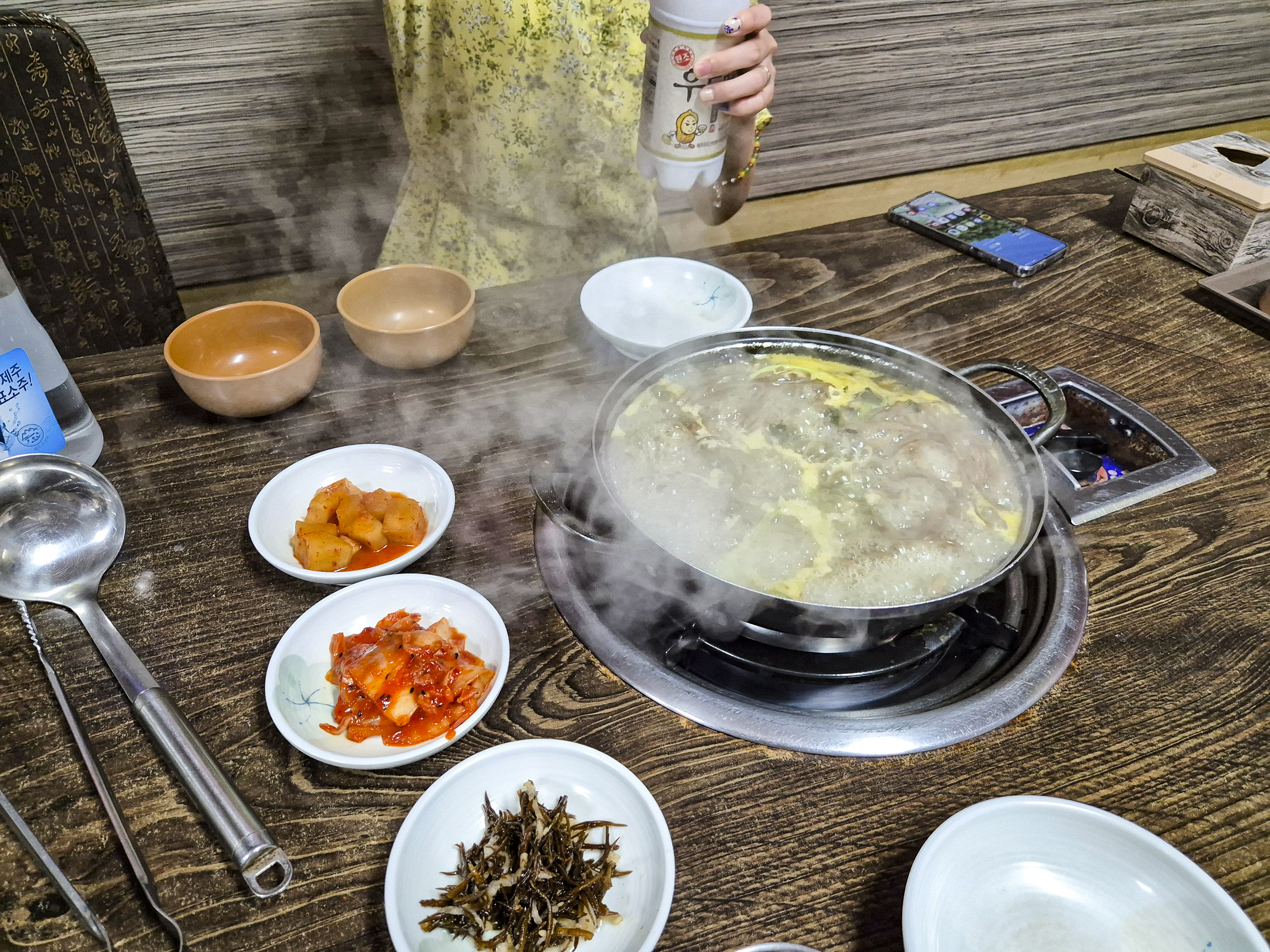펄펄 끓고 있는 보말 칼국수 모습