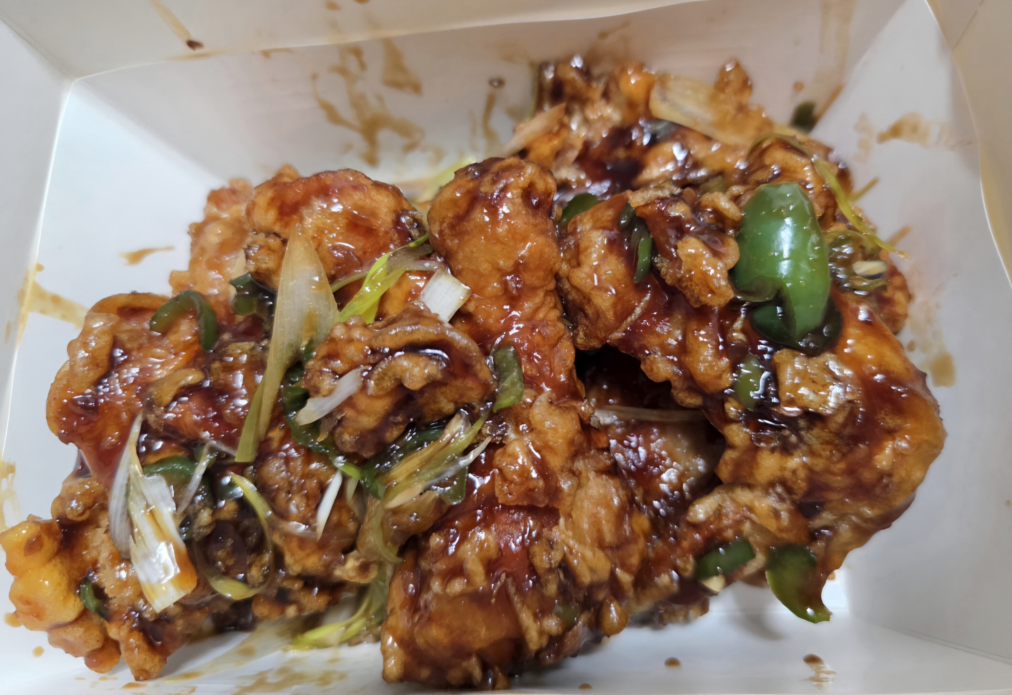 BHC 맛초킹 치킨에 소스와 대파 고추가 올라간 모습