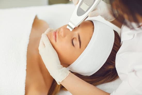 블랙헤드 & 모공 축소를 위한 아그네스(Agnes) vs. 피지 조절 레이저 비교