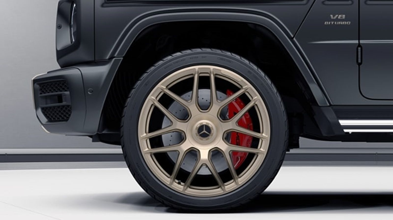메르세데스-AMG가 블랙과 골드로 꾸며진 한정판 AMG G63 그랜드 에디션을 공개했다.
