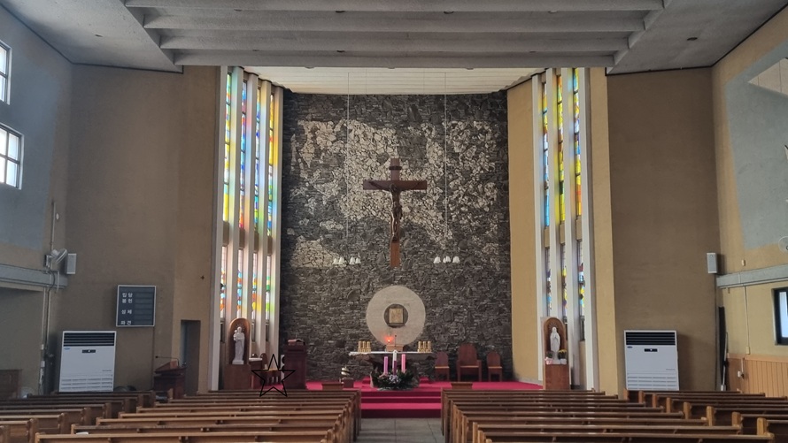 이천 장호원성당 성전 안 제대, 제단, 십자고상, 감실, 스테인드글라스 사진