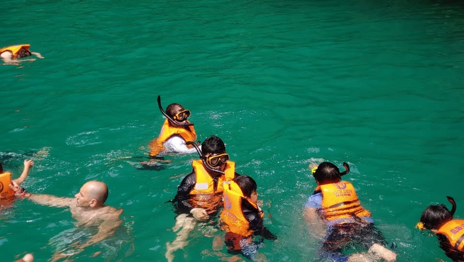 필레 라군에서 구명조끼를 입고 스노클링하며 물놀이하는 모습