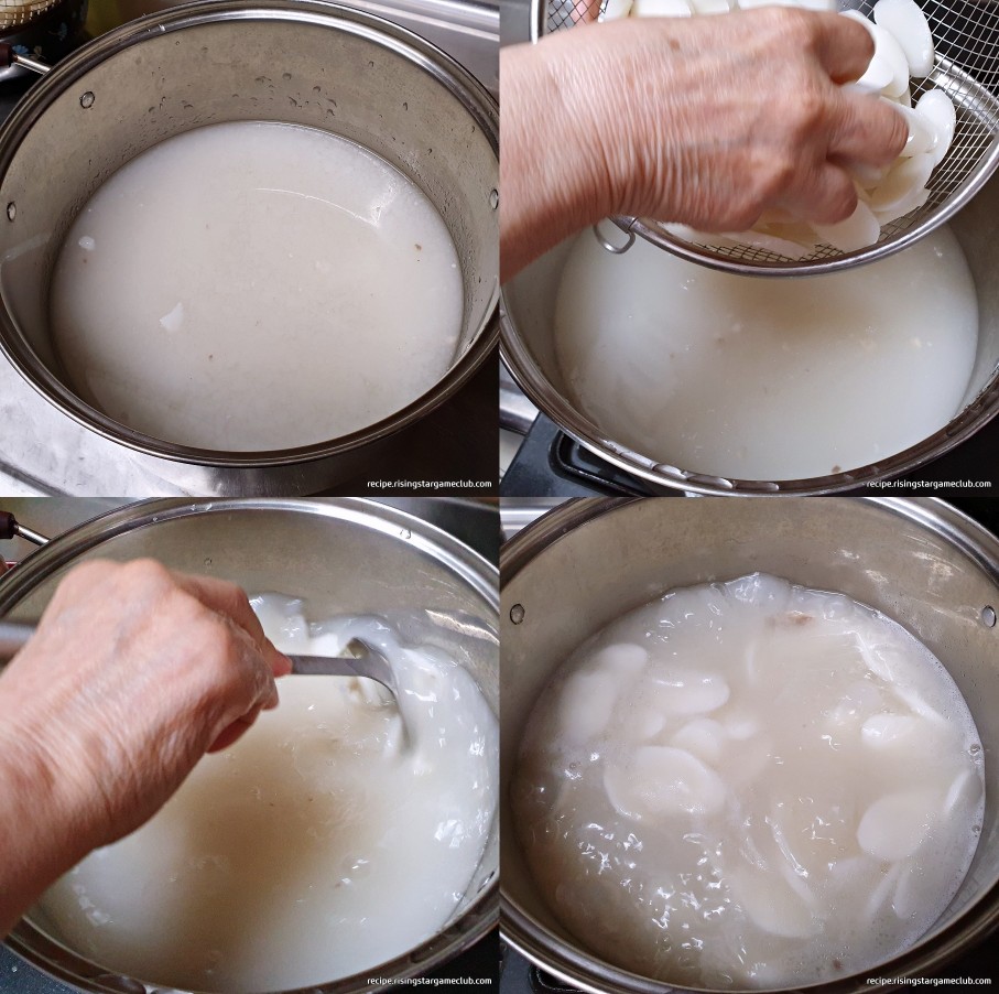 사골 육수에 떡과 만두를 넣고 끓이는 사진