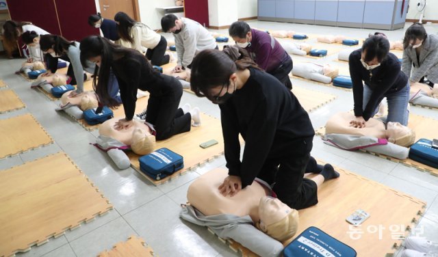 심장 다시 뛰게 하는 심폐소생술과 자동심장충격기