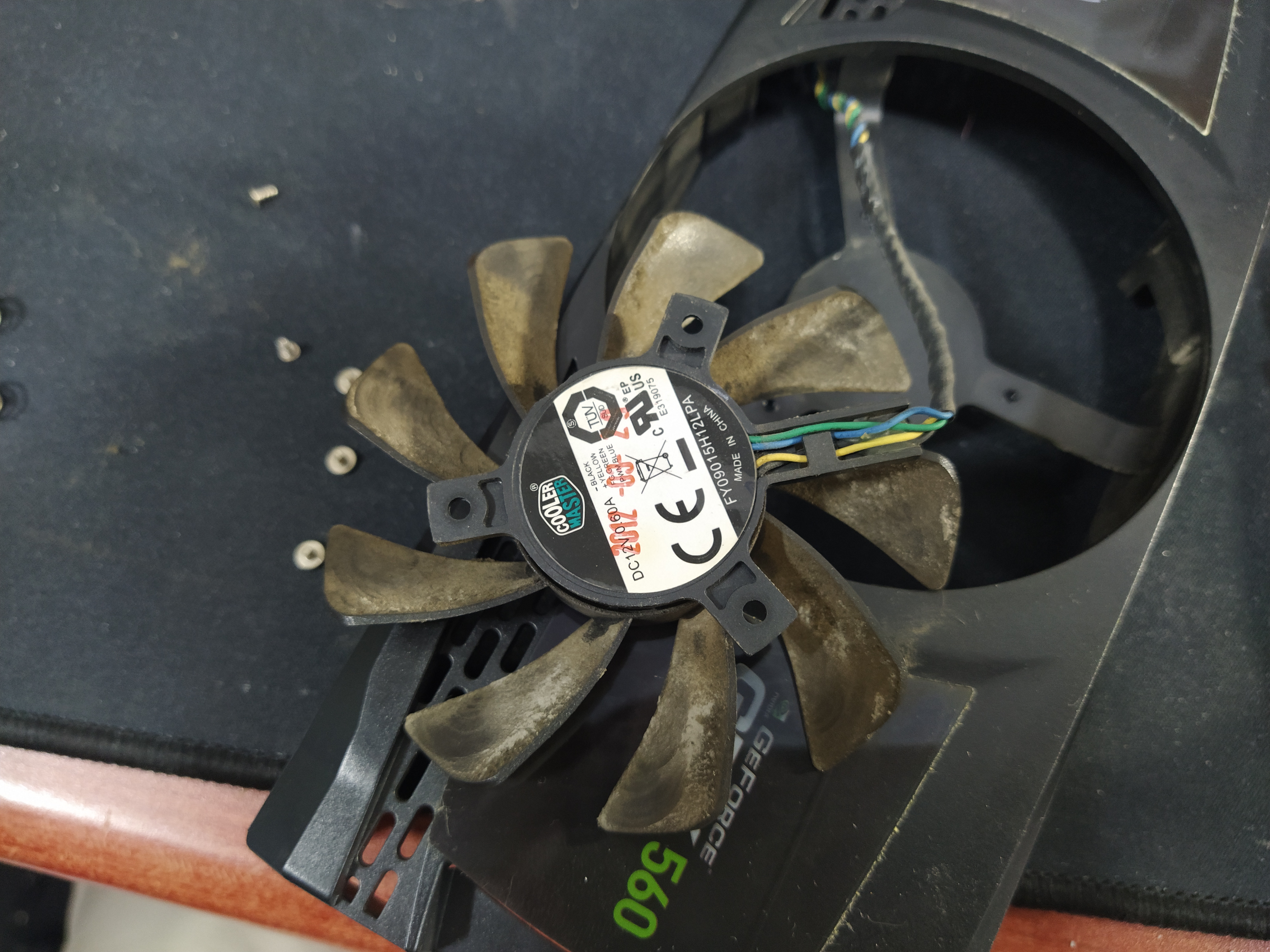 그래픽카드 방열판과 그래픽카드 팬 (쿨러마스터 FY09015H12LPA)