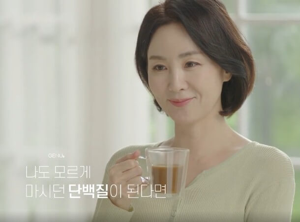 중년-여성이-제누-단백질-커피를-마시고-있습니다.