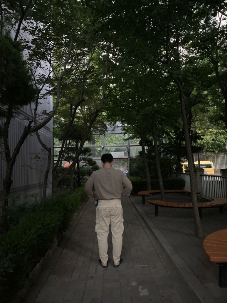 데일리 룩(오뭘입)_무신사스탠다드 슬리브티, 자라 카고바지, 버켄스탁 샌들, OOTD