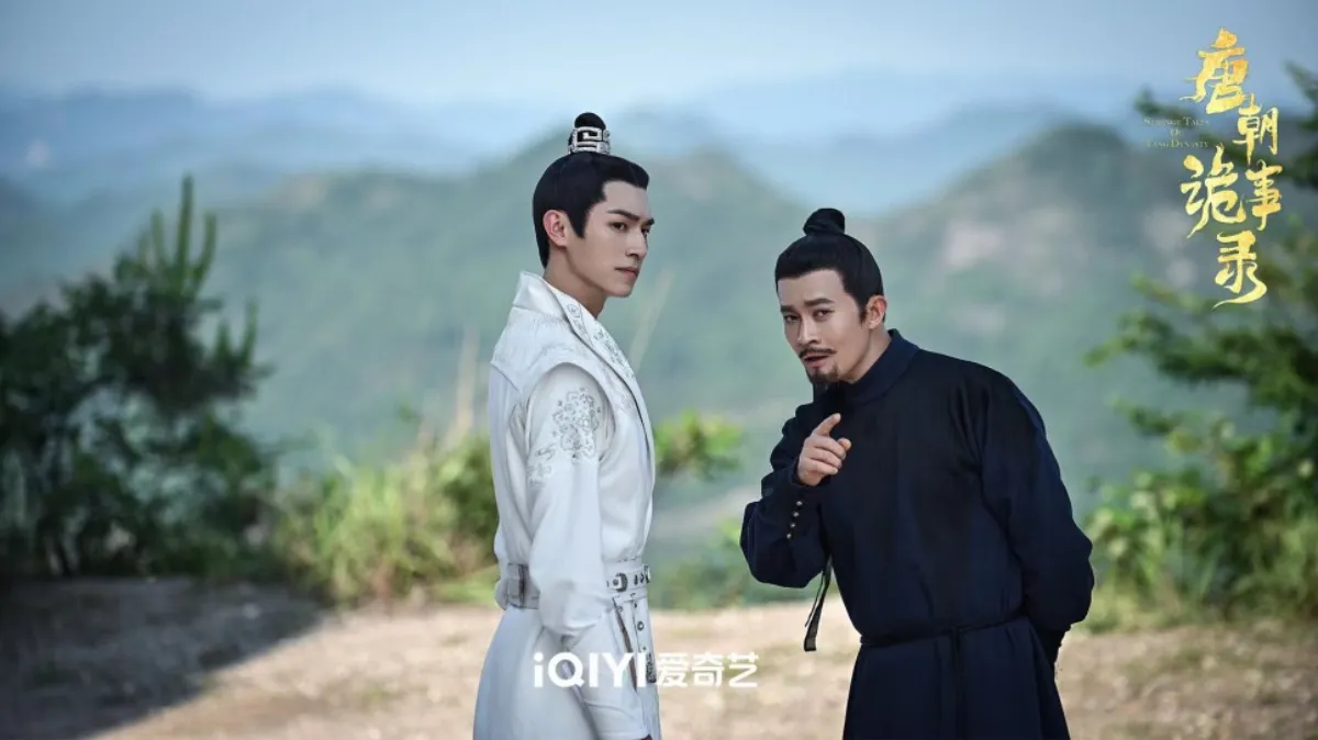 검은옷의-소무명이-한곳을-가르키고-그곳을-쳐다보는-노릉풍