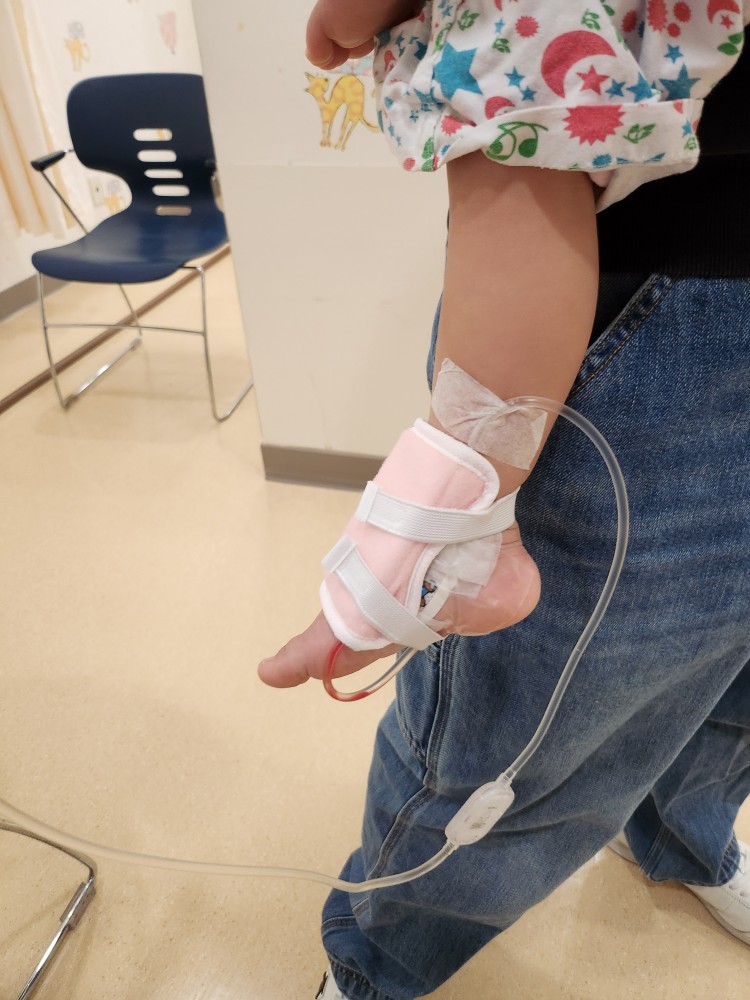 수액을 맞는 아이