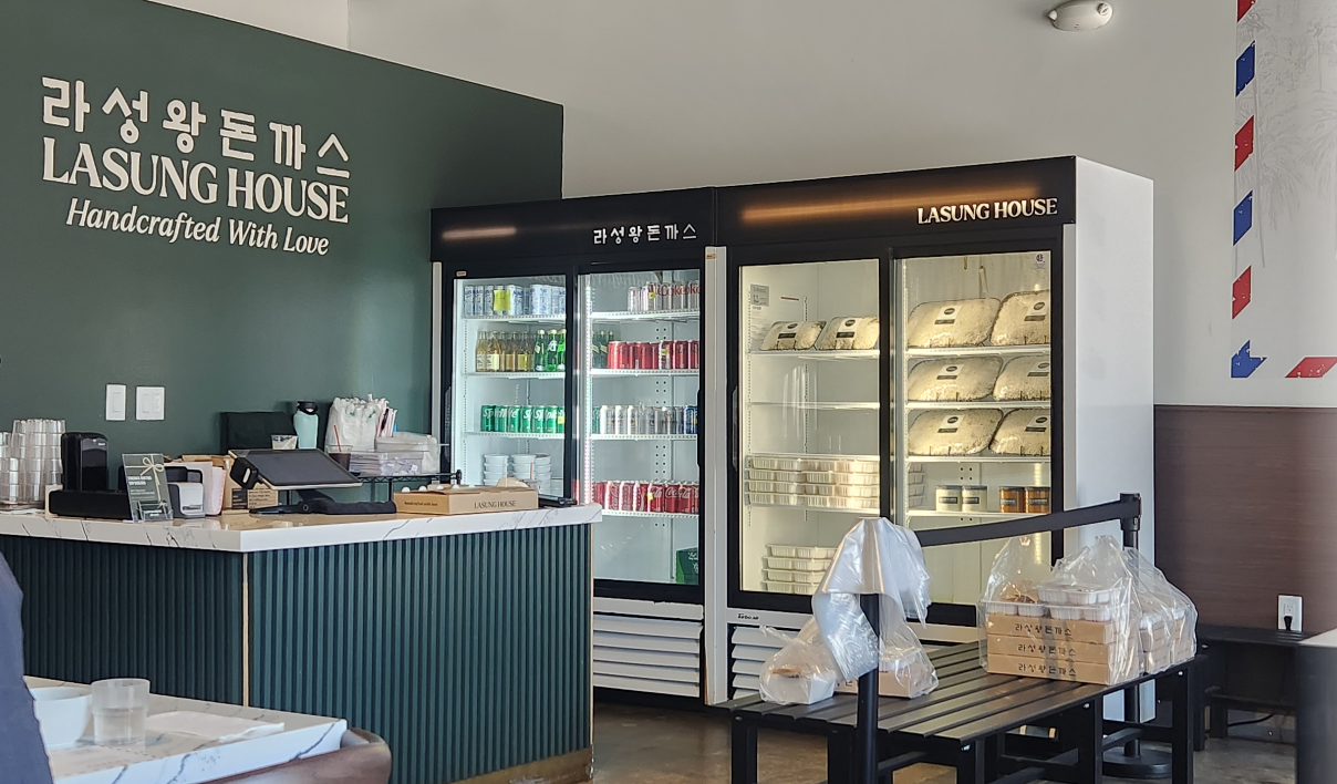 미리 준비된 밀키트 냉장고와 음료 냉장고에는 각종 음료가 빼곡히 들어있는 이미지