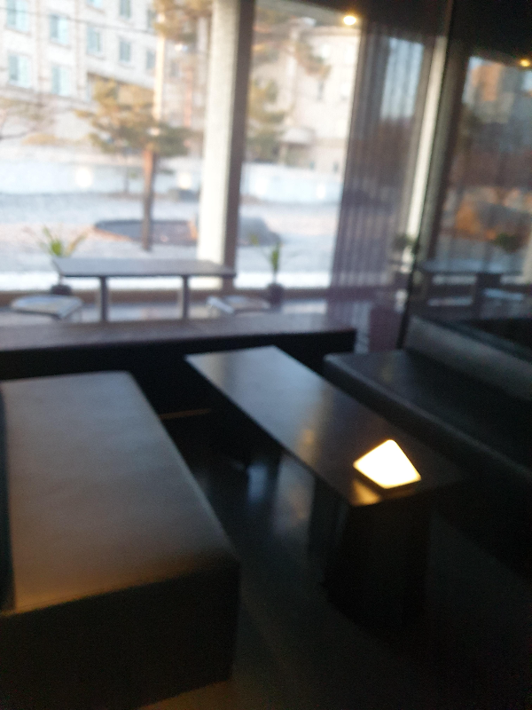 검은색 테이블과 의자가 놓여진 테이블형 공간