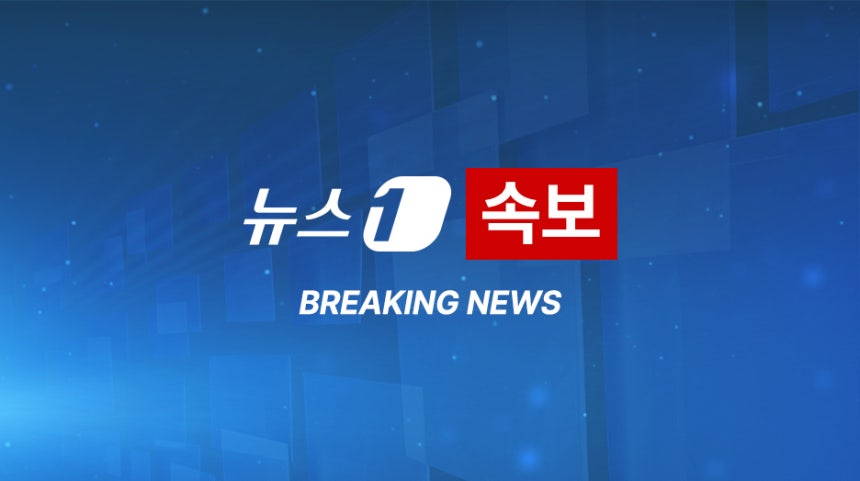 글로벌 무역 불확실성을 상징하는 컨테이너 항구 이미지