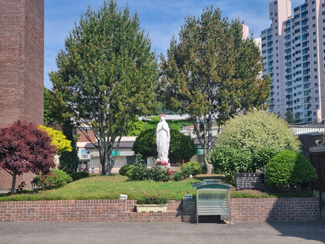 예산 산성리성당 성모동산