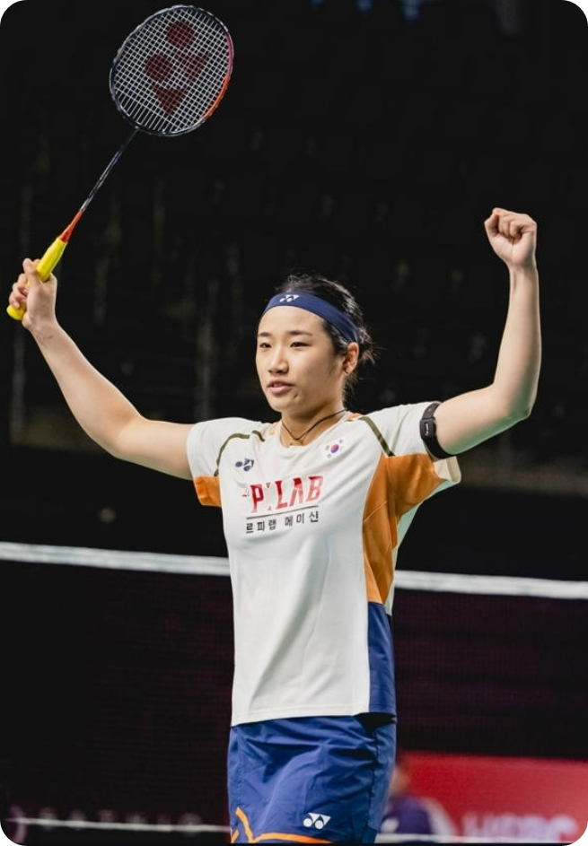 안세영은 21일 호주 시드니 올림픽파크 콰이 아레나에서 열린 2025 세계배드민텬연맹(BWF) 슈퍼 500 여자단식 3회전에서 일본의 스이즈 마나미(세계 38위)를 게임스코어 2-0으로 가볍게 제압했다. 안세영은 이번 대회에서 배드민턴 여자단식 단일시즌 10회 우승 세계신기록에 도전한다. 호주 오픈 SNS