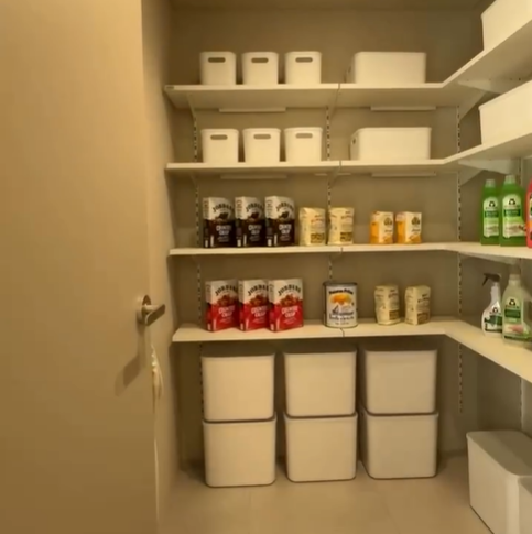 주방 바로 옆에 식자재 창고가 있어 편리하게 식자재를 보관 할 수 있어요