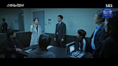 진호개의 억울함을 풀어주기 위하여 증거를 가지고 와서 설명 중인 국가수 부검의 윤홍의 모습입니다.