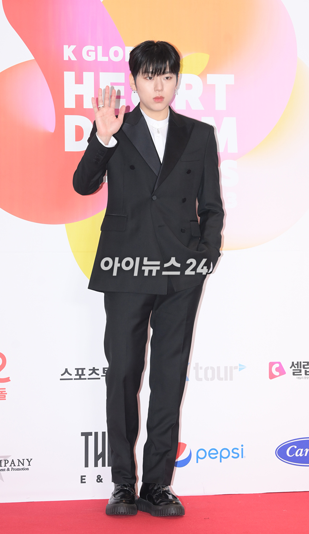 가수 지코가 10일 오후 서울 송파구 올림픽공원 케이스포돔(KSPO DOME)에서 열린 '2023 K글로벌 하트 드림 어워즈' 레드카펫 행사에 참석하고 있다. [사진=정소희 기자]