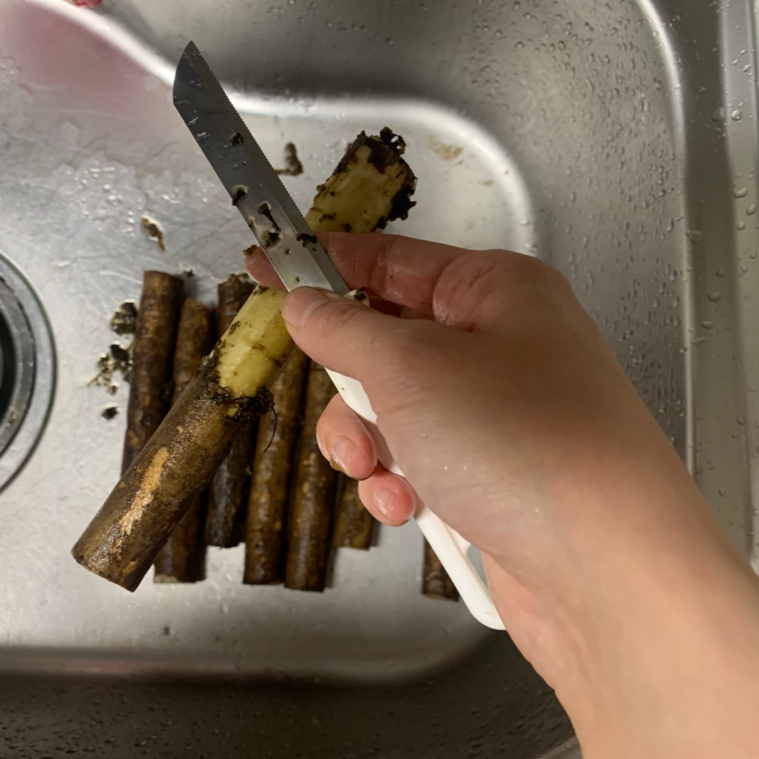 우엉 껍질 깎는 사진