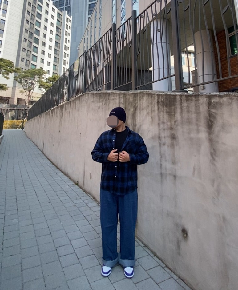 데일리룩('26.3.21.)칼하트 베이직 비니, 어반드레스 블루랙 체크셔츠, 무신사스탠다드 티셔츠, 그리너리크리드 와이드 데님 팬츠, 유니클로 벨트, 나이키 덩크로우 레트로 콩코드