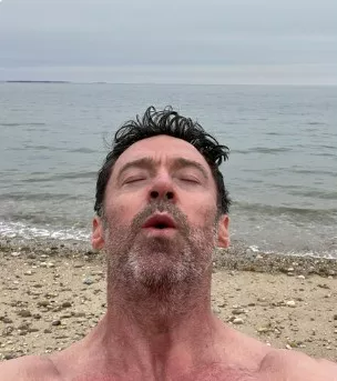 휴잭맨 바닷가에서 하늘을 쳐다보는 모습