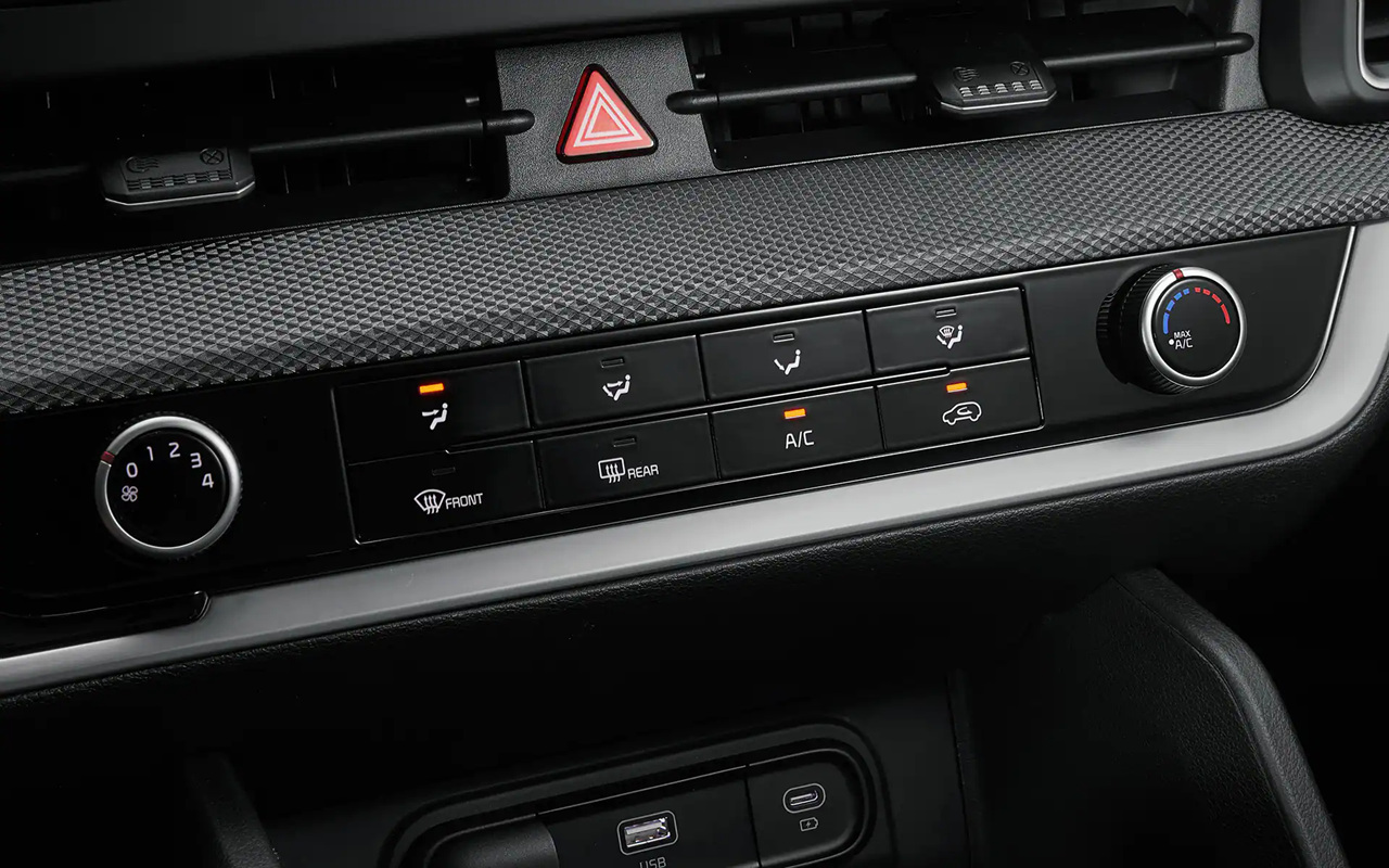 2024년식 기아 스포티지 실내 에어컨 메뉴얼형 버튼형 사진