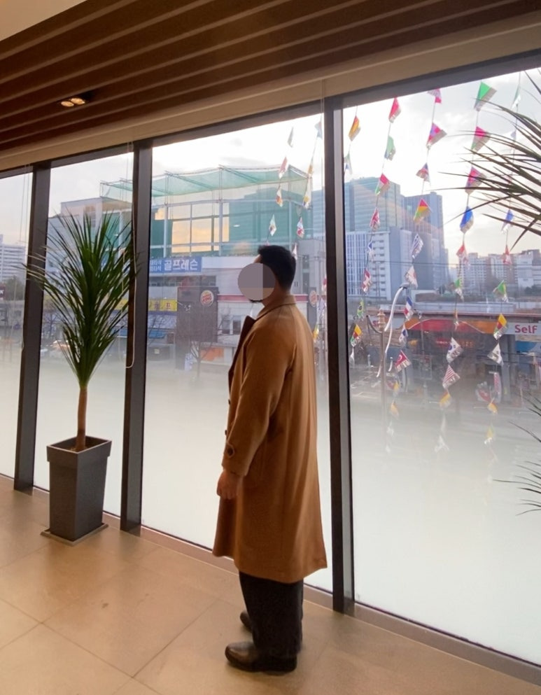 데일리룩('25.12.28.)그레이휴 코트 더블 브레스티드 카멜 롱코트, 무신사스탠다드 아란케이블 크루넥 니트, 무신사스탠다드 와이드 벌룬 팬츠, 폴로랄프로렌 탈란 레더 첼시부츠