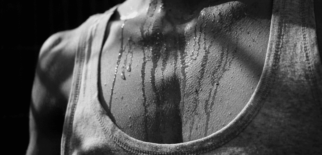 땀을 많이 흘리고 있는 남성