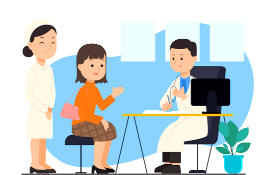 하얀 가운을 입은 남자 의사가 의자에 앉아 젊은 여자 환자를 진료상담하고 있다. 환자 뒤에는 하얀 가운을 입은 여자 간호사가 서있다.