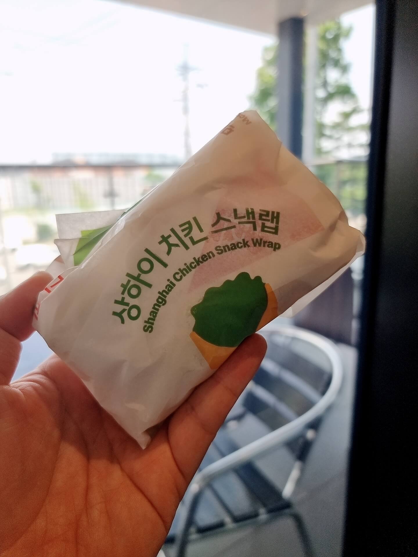 맥노날드 스낵랩을 한손에 들어봄