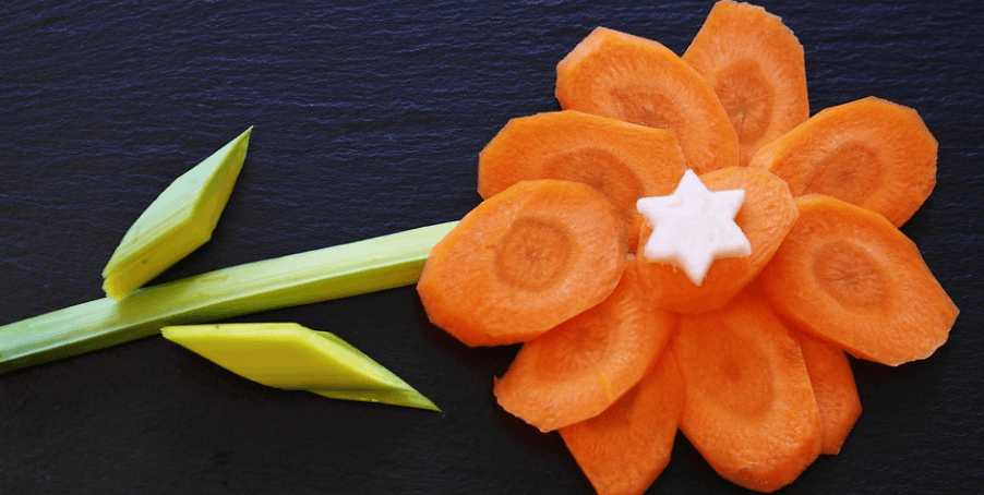 백내장에 좋은 음식 당근으로 꽃 모양을 만들었다