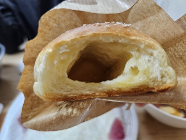 소금빵 단면 사진