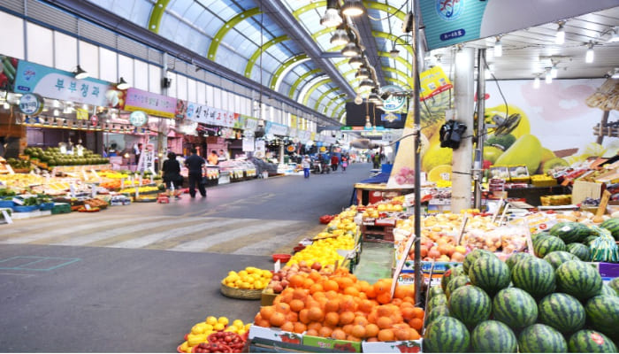 전통시장에서 소비쿠폰으로 구매할 수 있는 과일과 채소 매장 전경