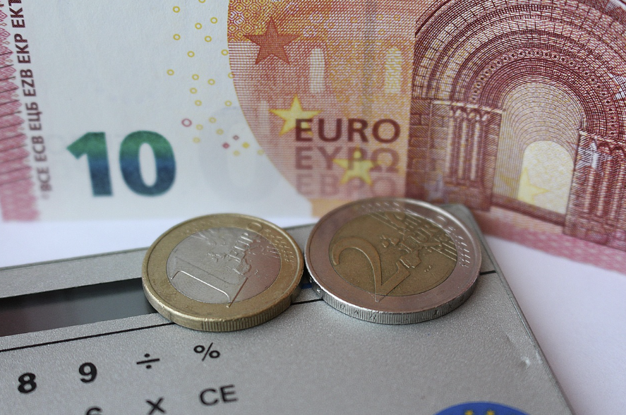 선물을 사거나 식사 대접을 위해 계산하는 이미지