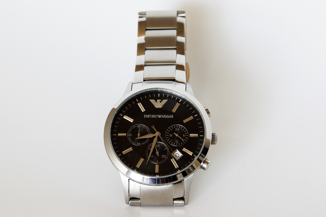 가짜 명품 쇼핑몰은 정품 이미지를 도용하고 가격으로 소비자를 현혹합니다.