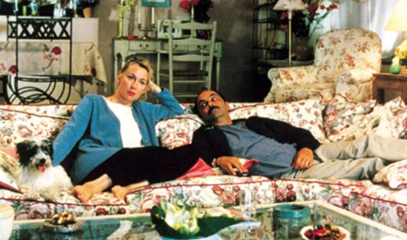 소파에 누워 티비를 보는 까스텔라와 아내