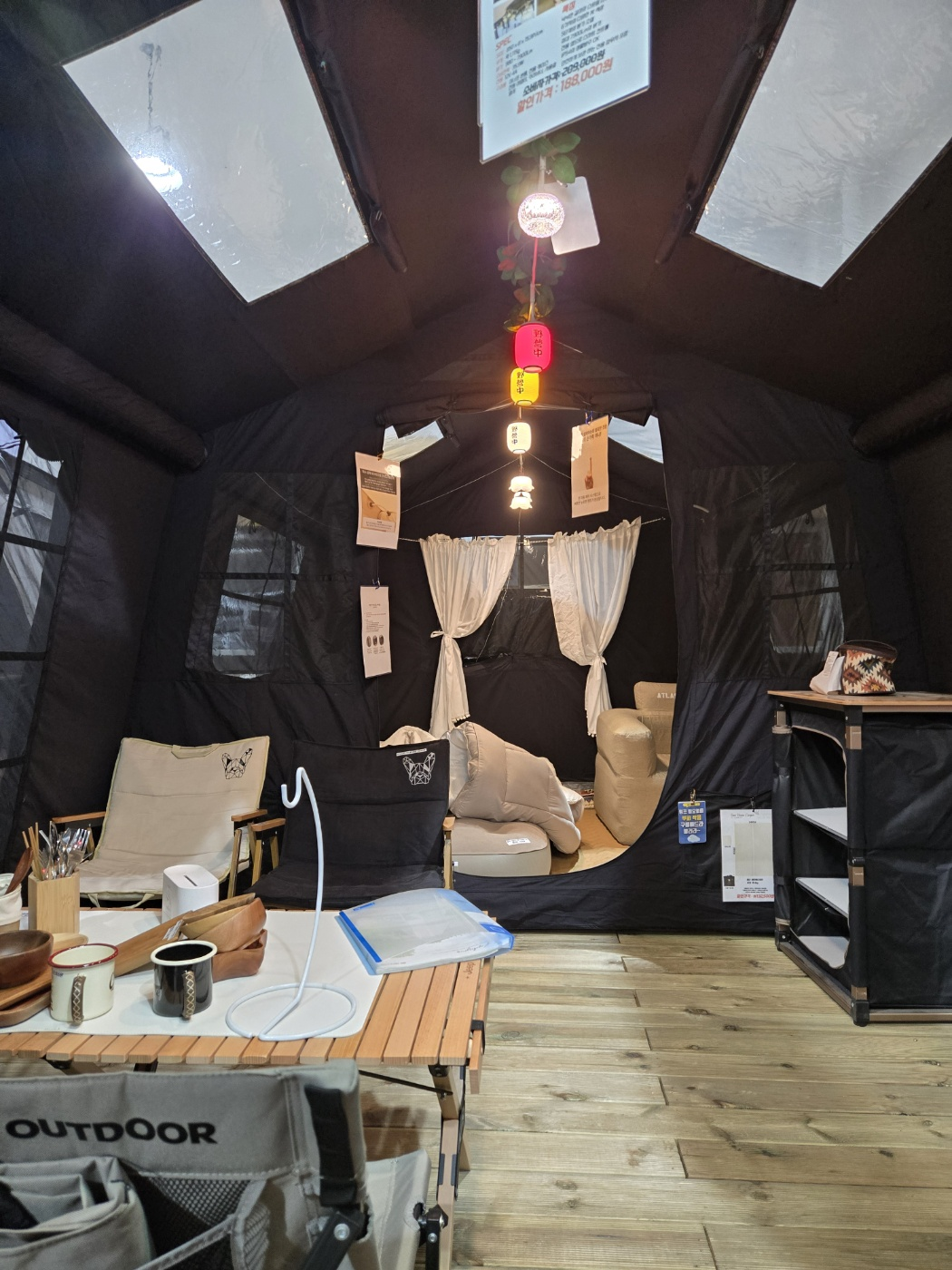 텐트-내부-테이블-의자